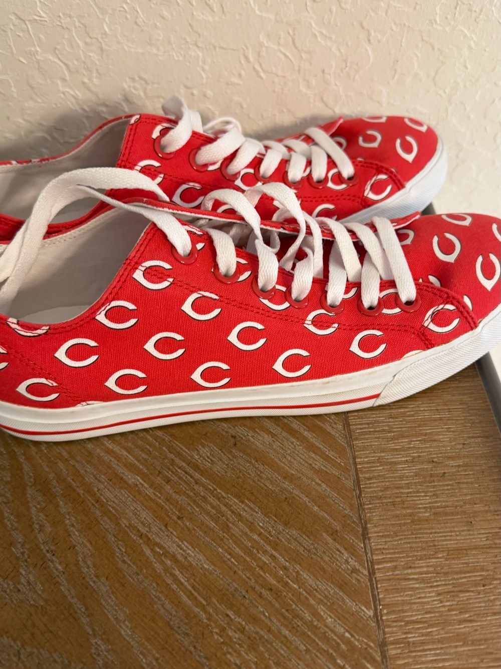 Cincinnati Reds Canvas Low-Top Sneakers with White Logo Print mens 8 women’s 9.5
